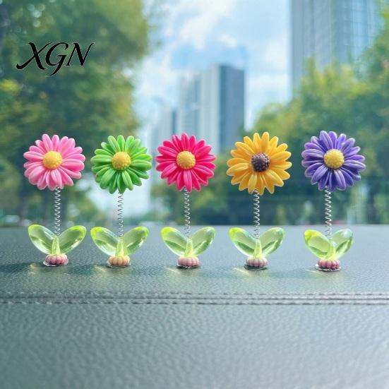 Interior Car Decor Spring Wobbly Flower Dashboard Ornament, Shaking Head Sunflower Decor, Cute for Rearview Mirror And Home Office