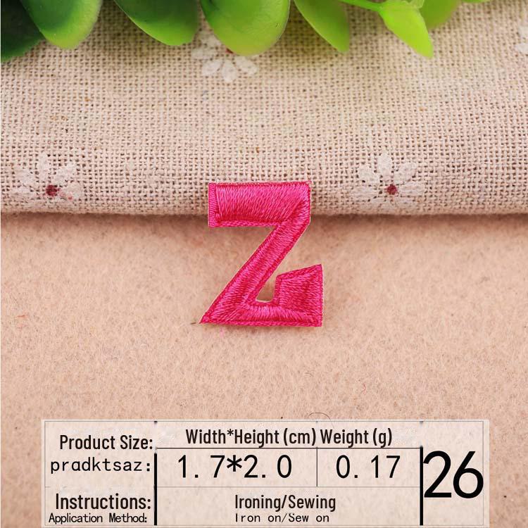 Розовая вышитая нашивка с буквами алфавита для украшения одежды