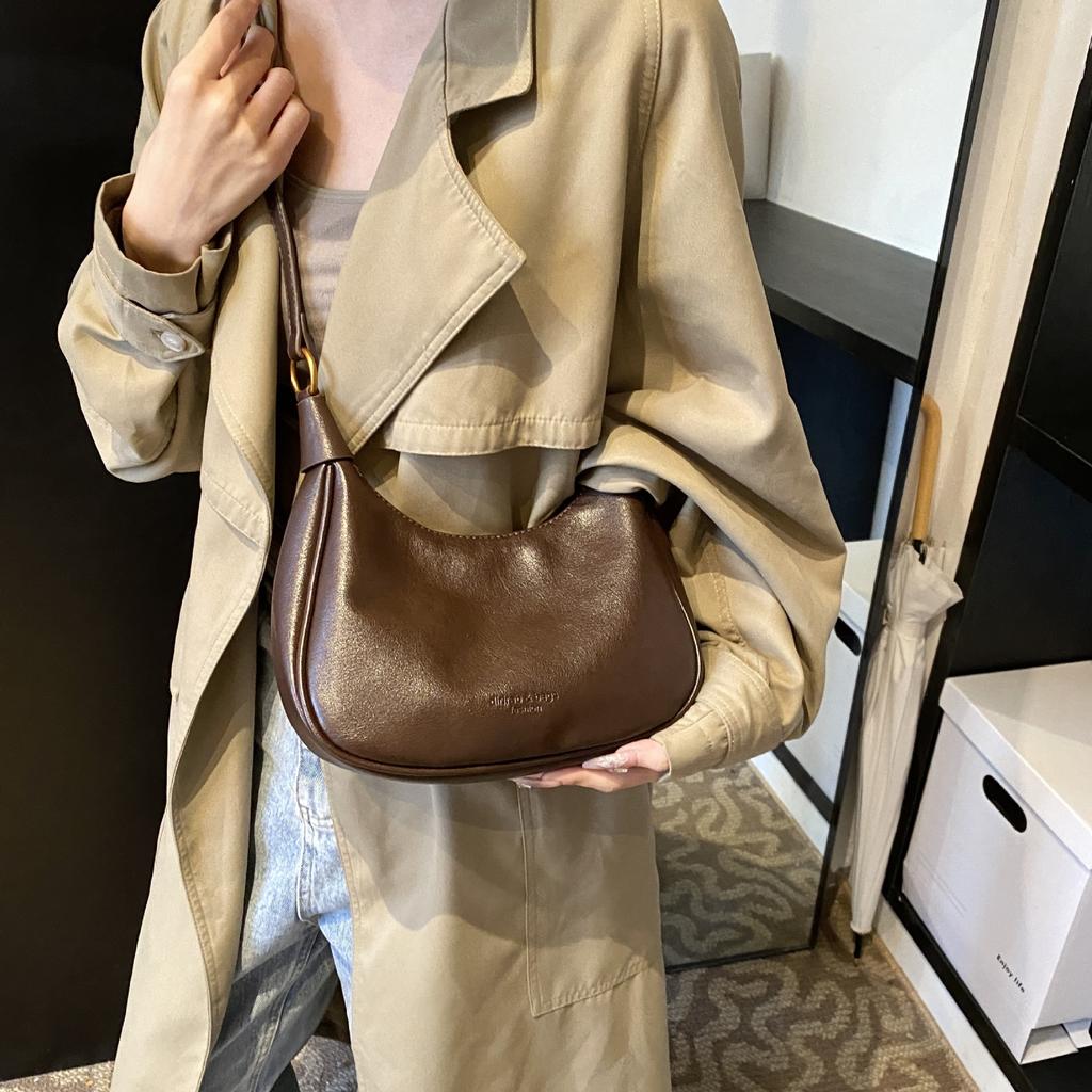 New versatile underarm bag women's 2025 autumn and winter casual women's messenger bag retro fashion oil wax leather shoulder bag