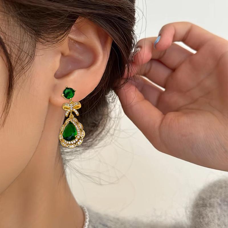 Emerald retro mosquito coil disc ear clips elegant temperament stud earrings French high-end romantic light luxury niche earrings women