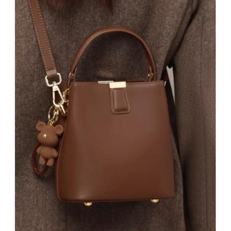 В этом году в тренде модные женские сумки, включая стильные одноплечевые сумки кроссбоди в форме ведра и сумки для ношения в руке для поездок на работу.