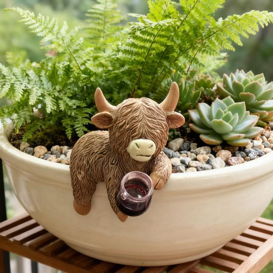 Пьющая фигурка шотландской коровы, держащая бокал для вина/пива, статуэтка шотландского скота, смоляная скульптура животного, садовое украшение-кашпо для цветов