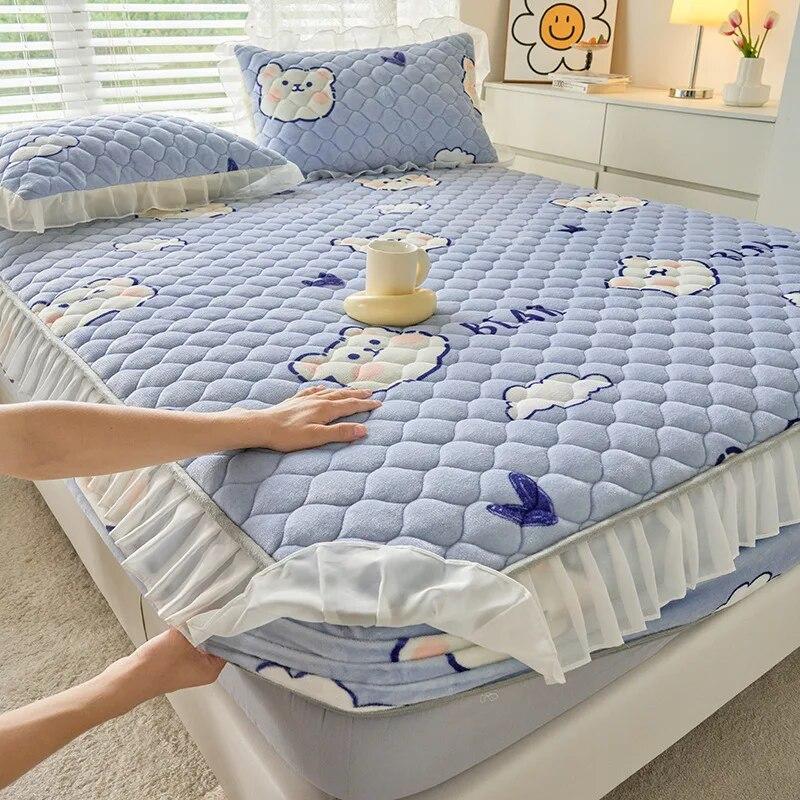 Зимний теплый молочный бархатный комплект простыней, милая простыня на подкладке с героями мультфильмов и 2 наволочками, нескользящий наматрасник, двуспальное покрывало размера «king-size»