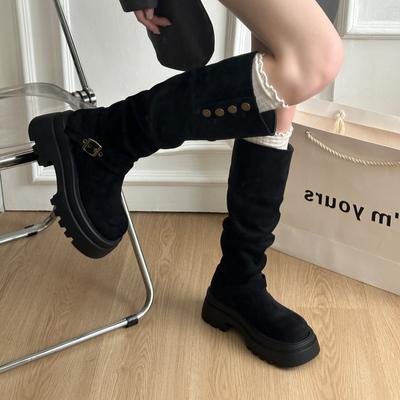 Два носят сложенными, но до колена, голенища морщинистые, женские 2025 осень и зима новая мода на пуговицах на толстой подошве рыцарские сапоги