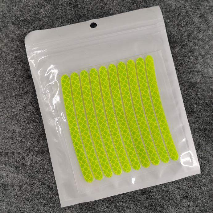 Светоотражающие наклейки на автомобильные и велосипедные шины