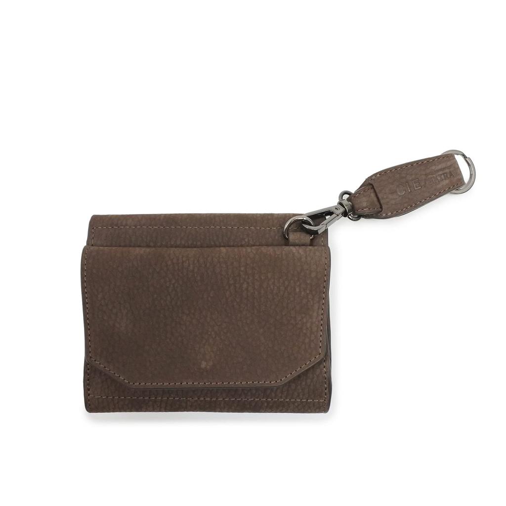 CIE FOLK СРЕДНИЙ КОШЕЛЕК СЕРЫЙ Кошелек из натуральной кожи нубук тройного сложения с застежкой на липучке и светоотражающим дизайном, многокарманный, коробчатый отдел для монет