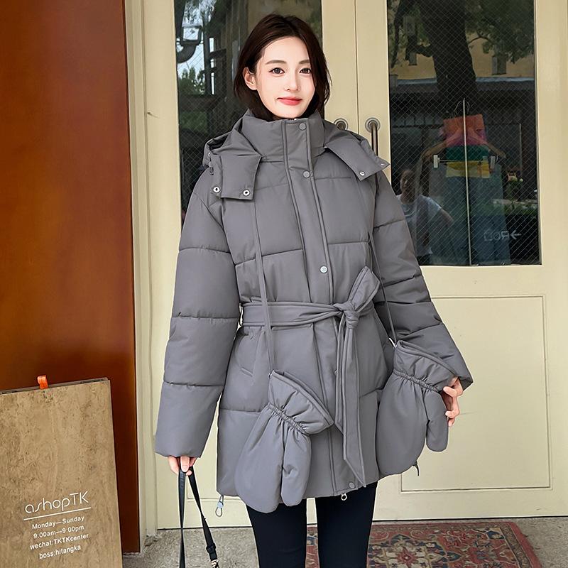 In winter, the new medium and long down cotton clothes are loose, thickened, waist closed and thin, and versatile cotton-padded jackets.