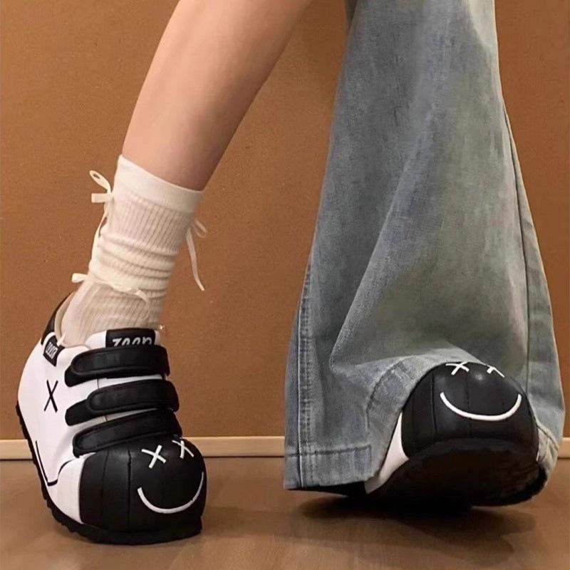 Туфли на липучках женские 2025 новые маленькие кеды модные универсальные студенческие повседневные спортивные белые туфли