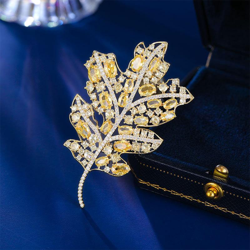 Чувство нишевого дизайна Новый высококачественный корсаж на булавке Высококачественный изысканный дизайн Брошь в виде кленового листа из полого циркония
