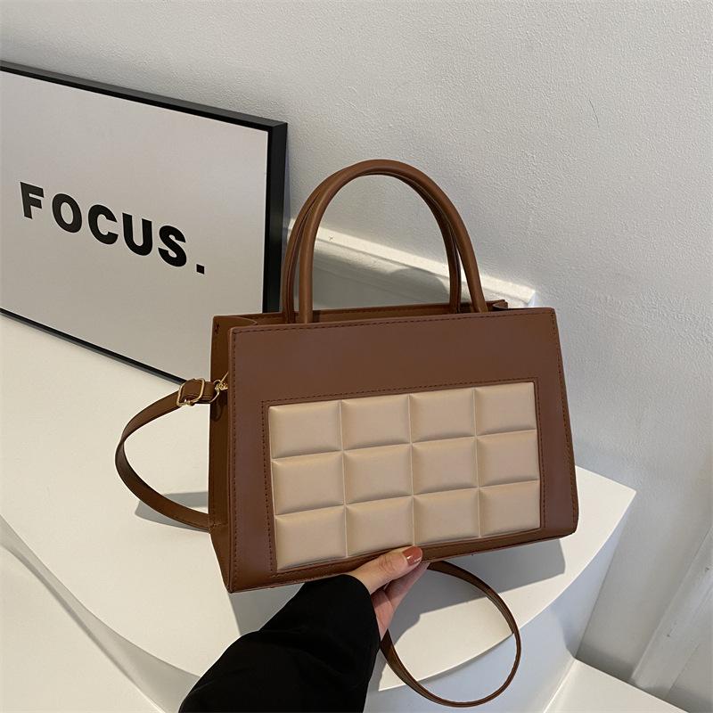 Сетка вмятина темперамент ретро контрастный цвет сумка 2024 новый модный корейский вариант простая повседневная сумка через плечо женская