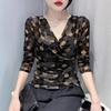 Футболка с V-образным вырезом и принтом для женщин, с длинными рукавами, весенняя новая модная сексуальная сетчатая базовая рубашка