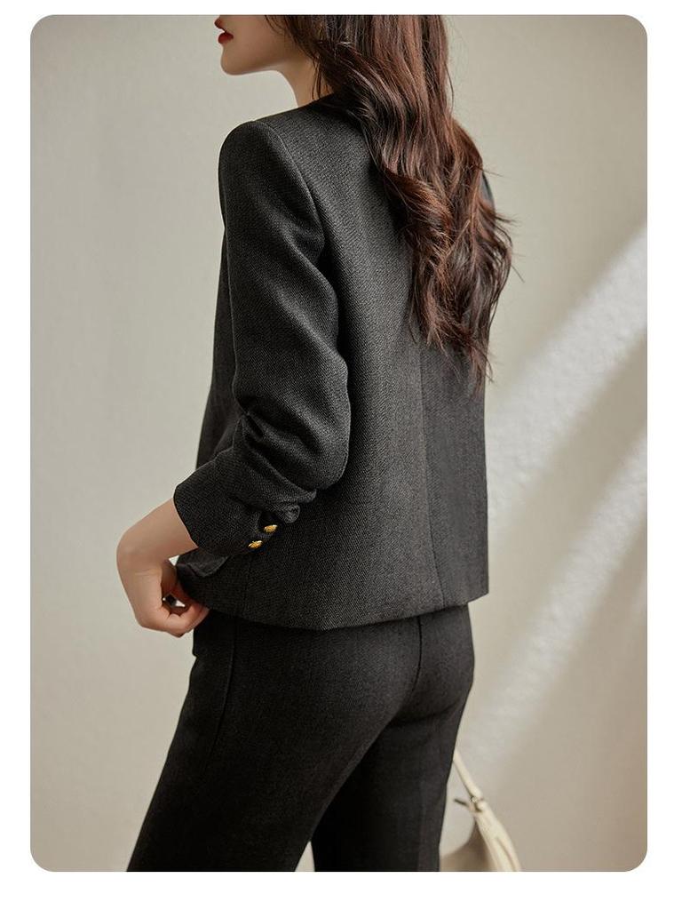 Женский универсальный костюм-двойка приталенного кроя Весна 2024 - Круглый вырез, Высококлассная офисная мода с ноткой элегантности.