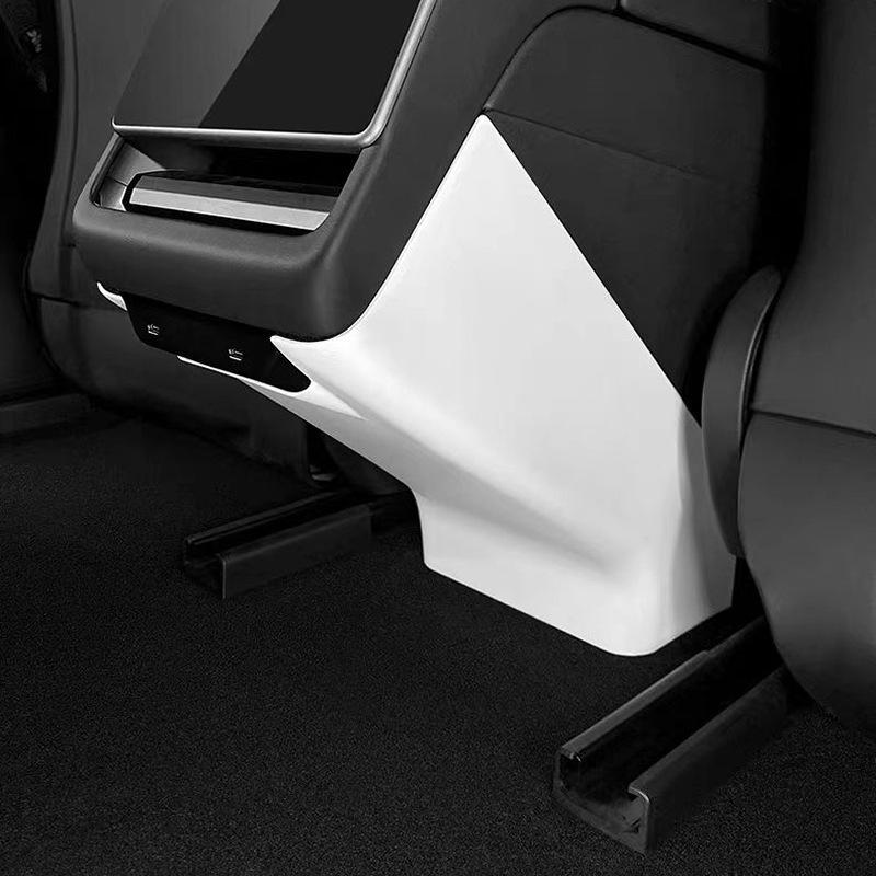 Совместимые улучшения для Model 3: Задний вентиляционный дефлектор, Экран, Защитные накладки на спинки задних сидений от пинков, Декоративные элементы интерьера.