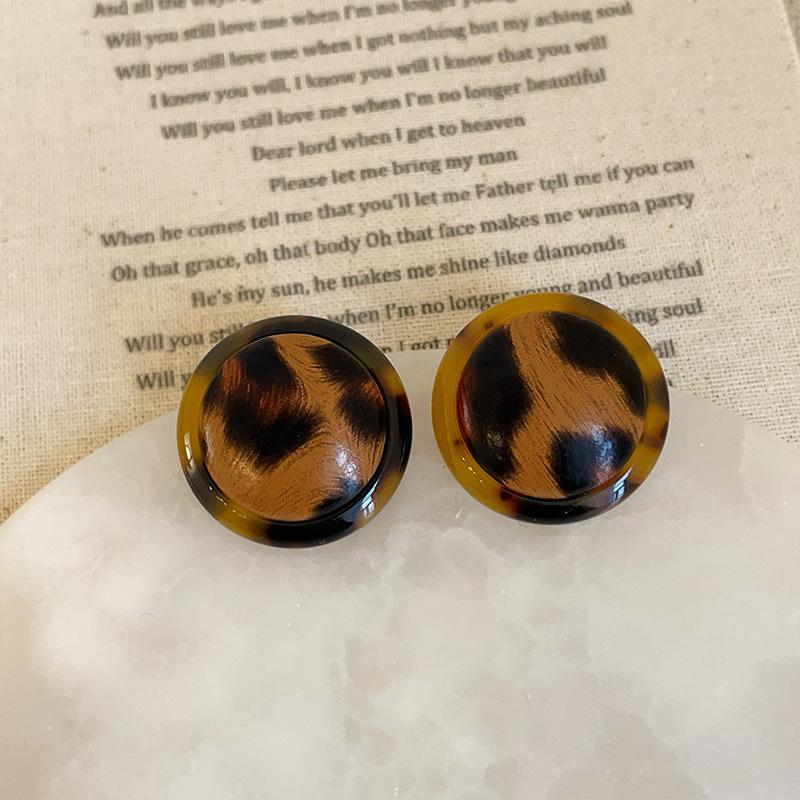 Нишевые высококачественные серьги-гвоздики из смолы с леопардовым принтом, женские осенне-зимние ретро-легкие роскошные модные элегантные универсальные серьги для поездок на работу