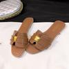 Мода 2025 Новые женские шлепанцы с плоским квадратным носком Модные универсальные женские туфли для дома и улицы Дизайнерские сандалии