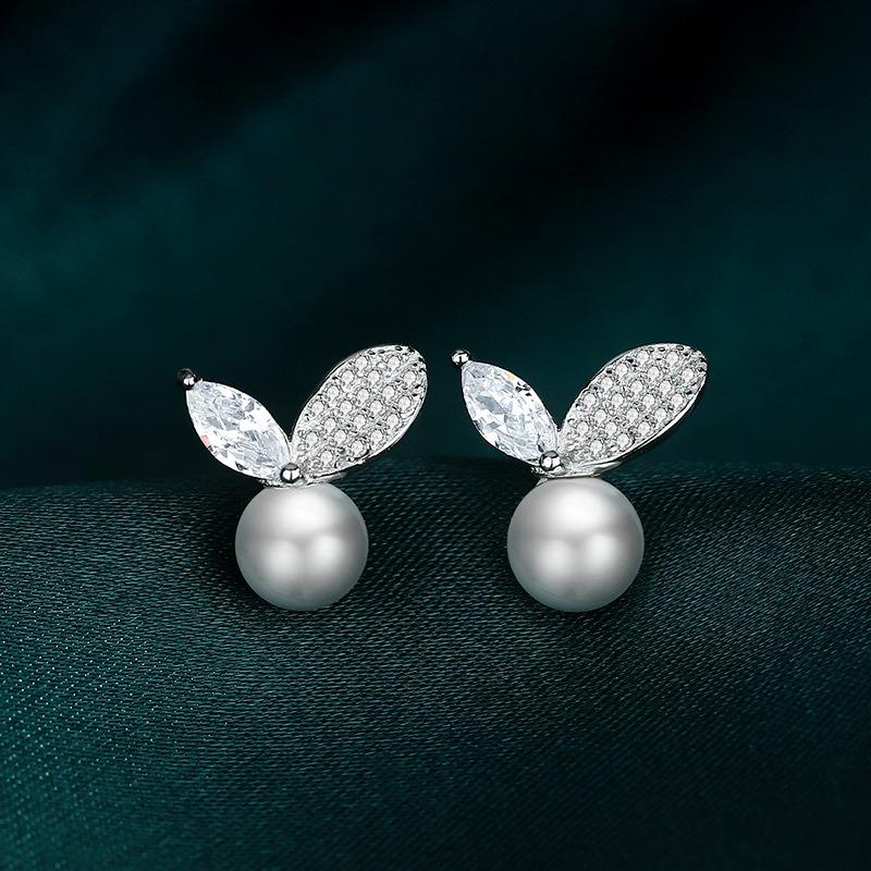 New Fashionable and Niche Design with Trendy Leaf Earrings, Light Luxury, Personalized and Simple Earrings