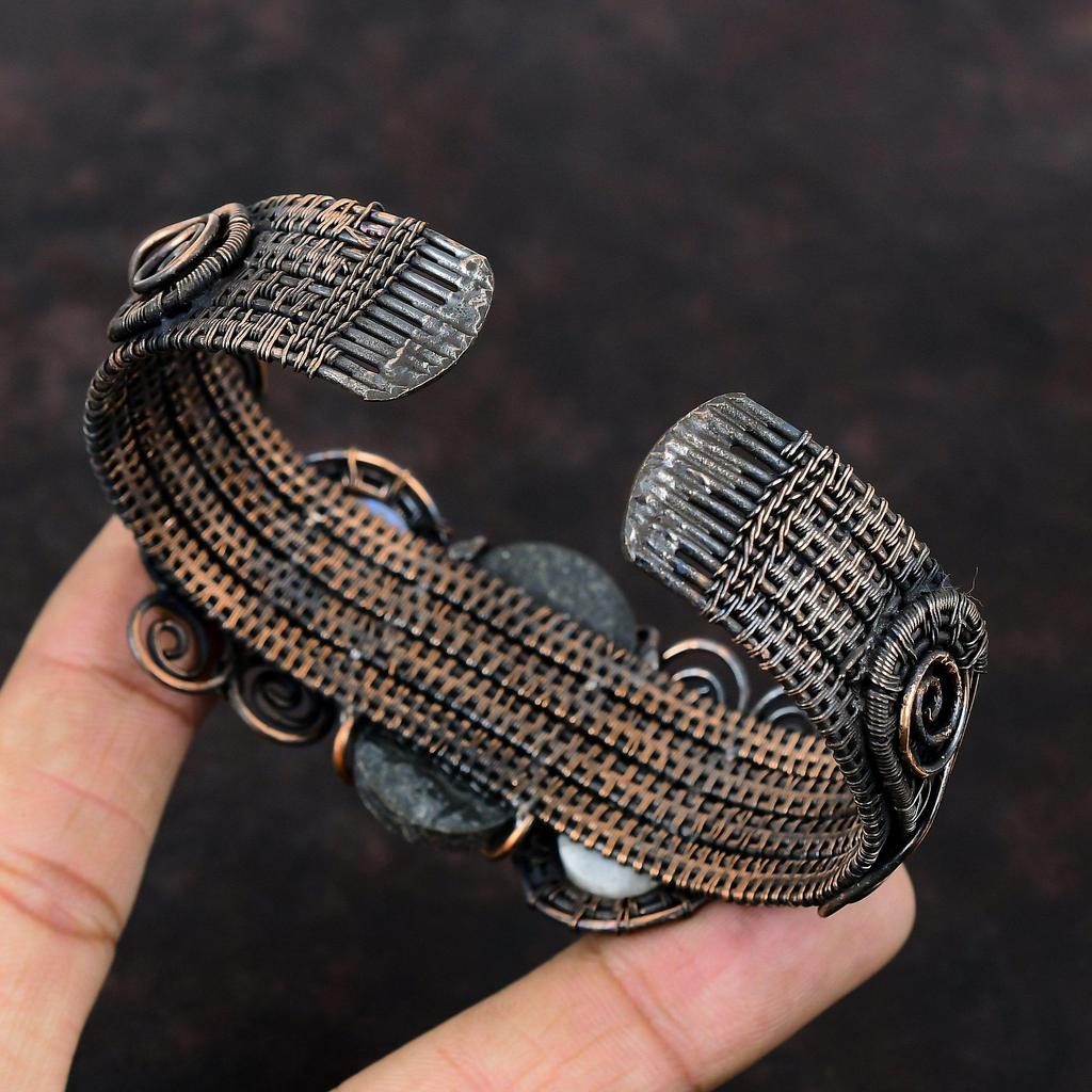 Браслет-манжета из ракушки морского ушка, медная проволока, обернутая браслетом из радужного лунного камня, регулируемый браслет-манжета, ювелирные изделия из медной проволоки, манжеты из драгоценного камня ручной работы