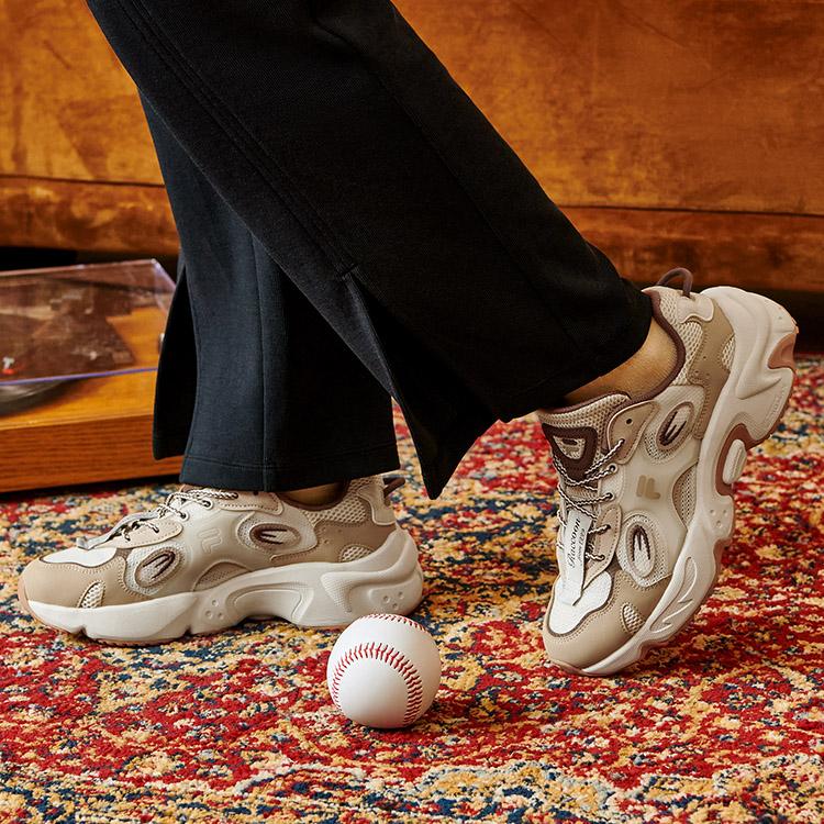 Fila Fusion Ткань с рисунком енота Синтетическая кожа ТПУ Повседневные низкие кроссовки в стиле "папа" Женская кроссовка Белый кунжут T12W231121FWS
