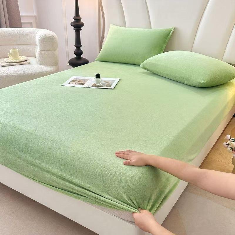 Super Soft Fleece Fitted Sheet - Queen Size - Extra Plush Polar Fleece, No-Pilling - Deep Pocket - All Season Cozy Warmth