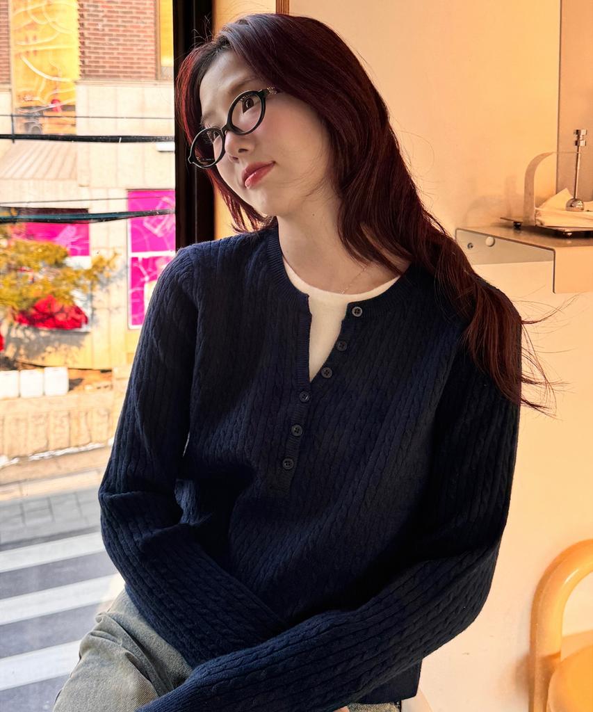 NOIRER FOR WOMAN Layered Henley Neck Signature Cable Knit (Navy)