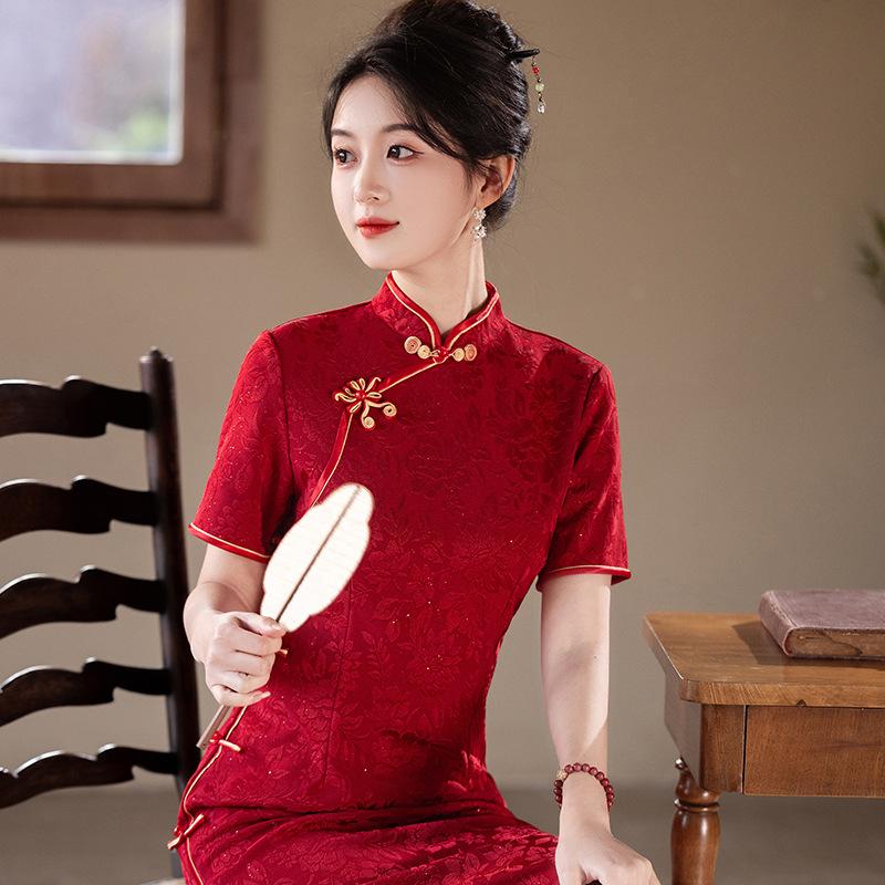 Red cheongsam married girl golden flower returns to her parents' house activity model catwalk banquet etiquette performance improved short slits