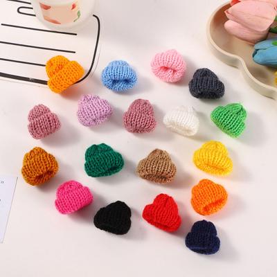 50 шт. Мини вязаные рождественские шапочки Разноцветные DIY Вязаные крючком маленькие шапочки с помпоном Поделки Украшения для елки Аксессуары для кукол И праздничный декор