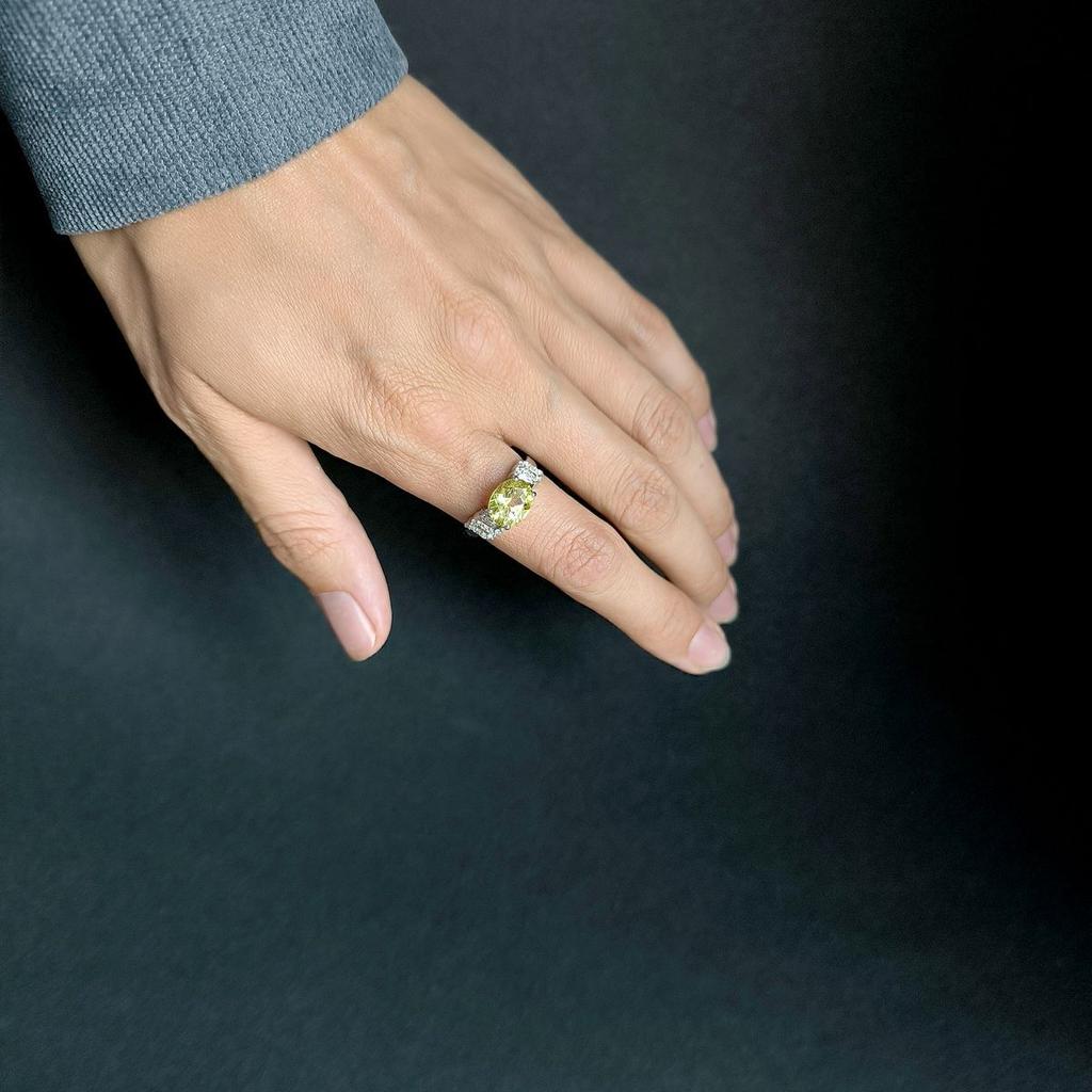 Серебряное кольцо с Натуральным зеленим кварцем 2.738ct, фианитами, вес изделия 2,85 гр (2162100)