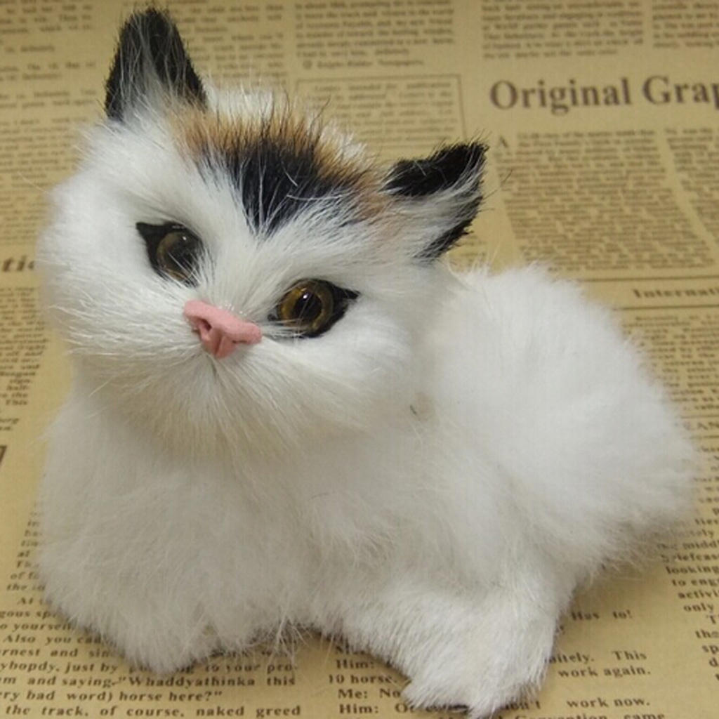 Милый реалистичный маленький сидящий кот с рамкой из настоящего меха пушистого животного