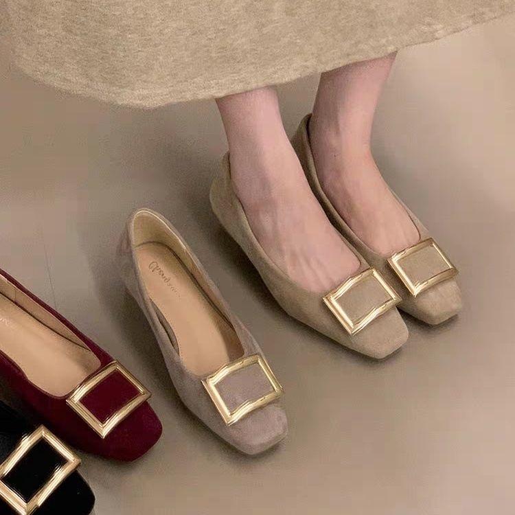 Французские ретро туфли с квадратным носком, на низком каблуке, с мелким вырезом, одинарные, 2025 осень, новые, универсальные, темпераментные, с металлической квадратной пряжкой, туфли для通勤 женщин