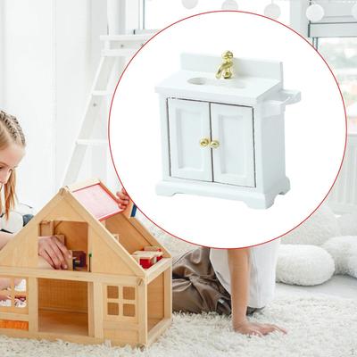 Ванная комната для хранения вещей в кукольном домике с раковиной в масштабе 1/16
