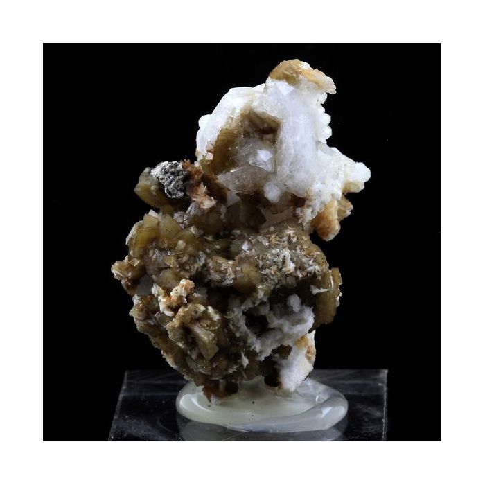 Pierres et Minéraux. Analcime + Siderite. 139.0 ct. Mont Saint-Hilaire, Québec, Canada.