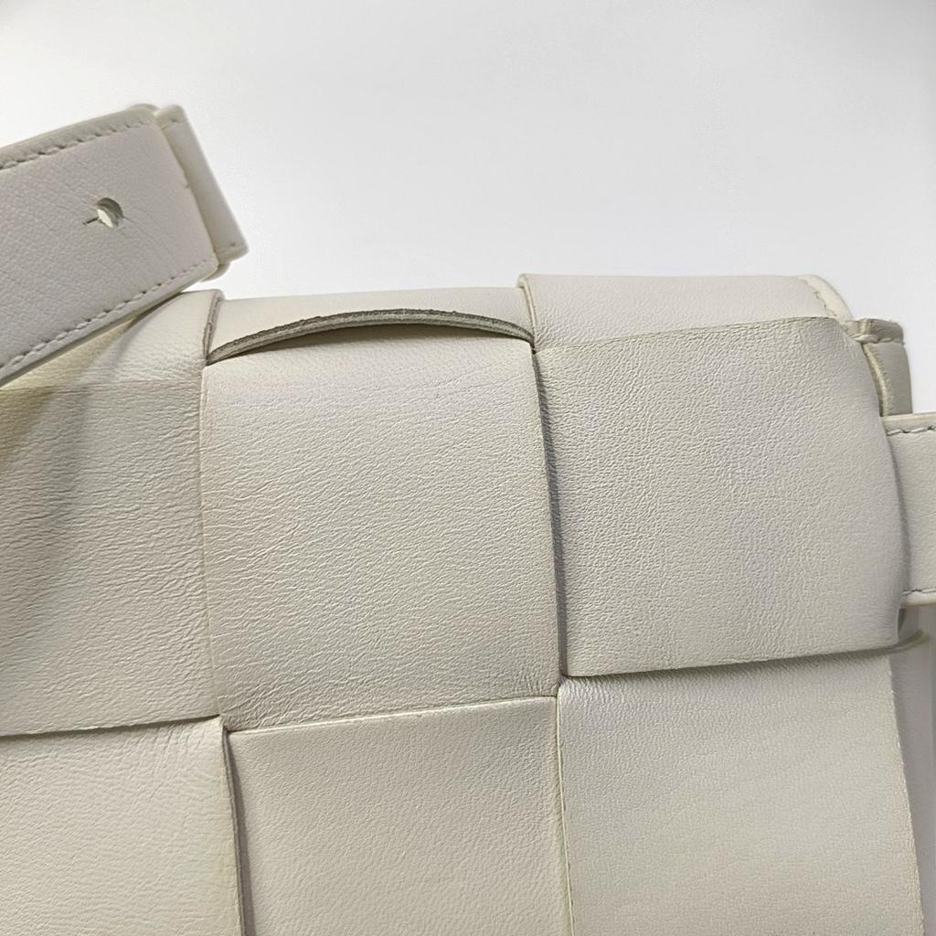 [Pre-Owned] Cassette Pillow Bag The Belt Solid Color Woven Magnetic Buckle Lambskin Waist Crossbody Bag - Very Good #R01EXK