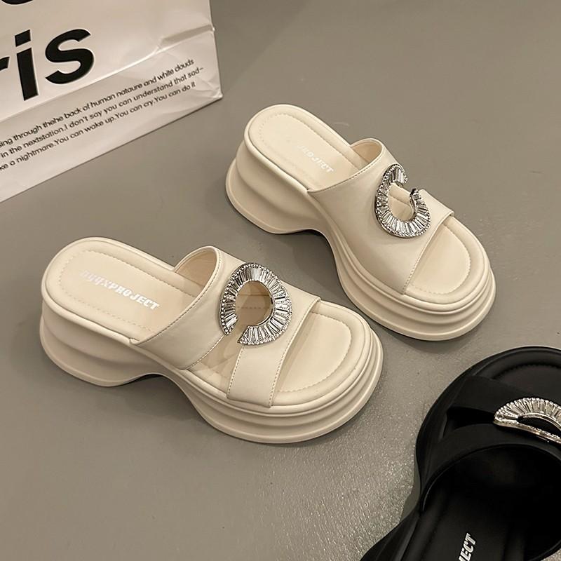 Премиальные нишевые шлепанцы на танкетке с толстой подошвой, женская летняя обувь, новые универсальные босоножки на высоком каблуке со стразами, повседневные сандалии на одной перемычке