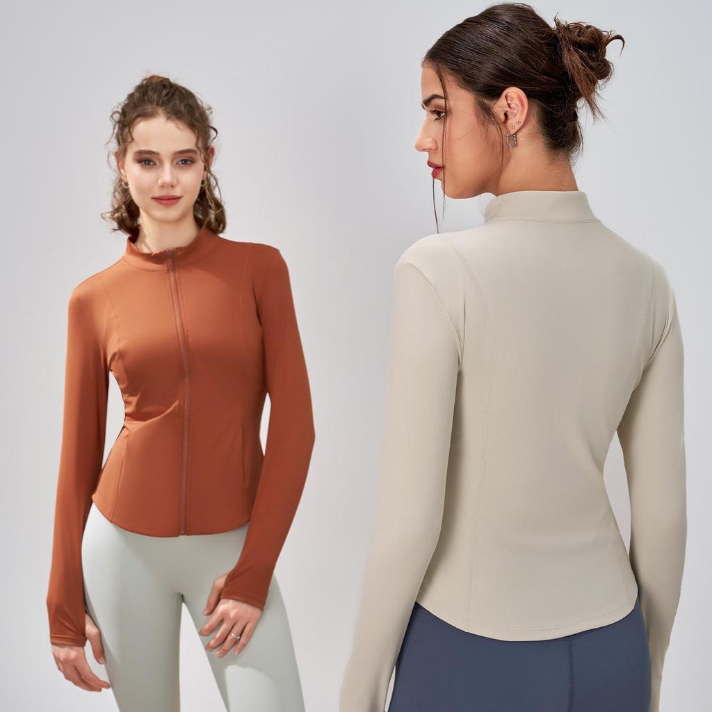 Женская быстросохнущая облегающая спортивная куртка с воротником-стойкой и молнией. Идеально подходит для занятий йогой и фитнесом на открытом воздухе осенью/зимой.