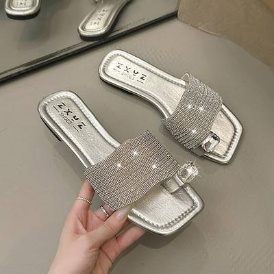 Модные французские тапочки женские летние 2025 новый стиль с юбкой модные со стразами на носке плоские пляжные сандалии