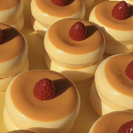 Суфле-игрушка для снятия стресса, медленно восстанавливающая форму. Клубничный торт с черникой. Сенсорная игрушка. Портативная. Для детей и взрослых. Имитация еды. Сжималка-фиджет.