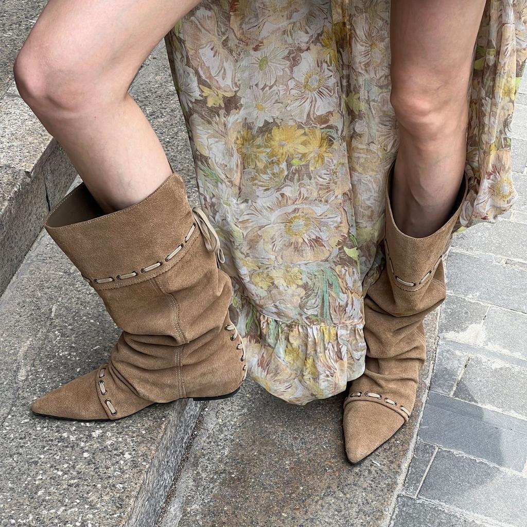 Модные замшевые кожаные ботильоны с острым носком, дизайн со шнуровкой, плиссированные, увеличивающие рост женские ботинки, ковбойские ботинки в западном стиле 2025