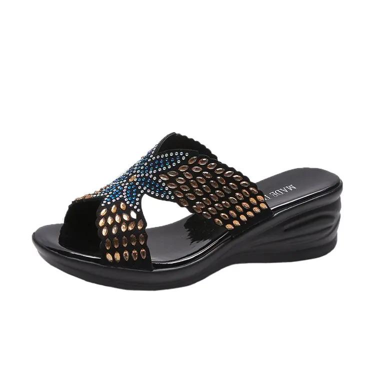 Модные летние босоножки и тапочки на танкетке для женщин Босоножки на толстой подошве со стразами Дышащие легкие нескользящие женские тапочки