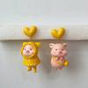 Пара милых милых объемных сережек-свинок с любовью желтого цвета