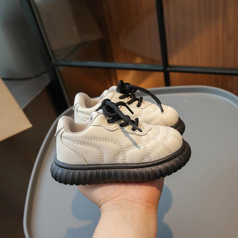 Осенняя новая сверхлегкая детская обувь, корейская версия детской повседневной обуви, модная маленькая кожаная обувь для мальчиков, обувь на мягкой подошве для маленьких девочек