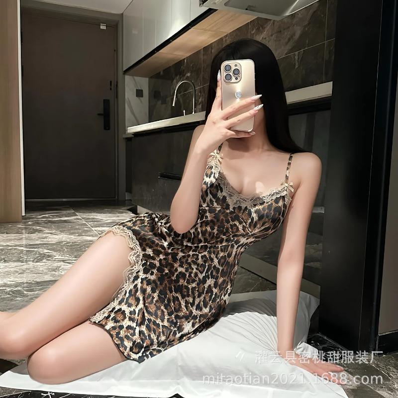Sexy lingerie, deep V couple flirting home short skirt, wild leopard print lace spaghetti strap nightdress