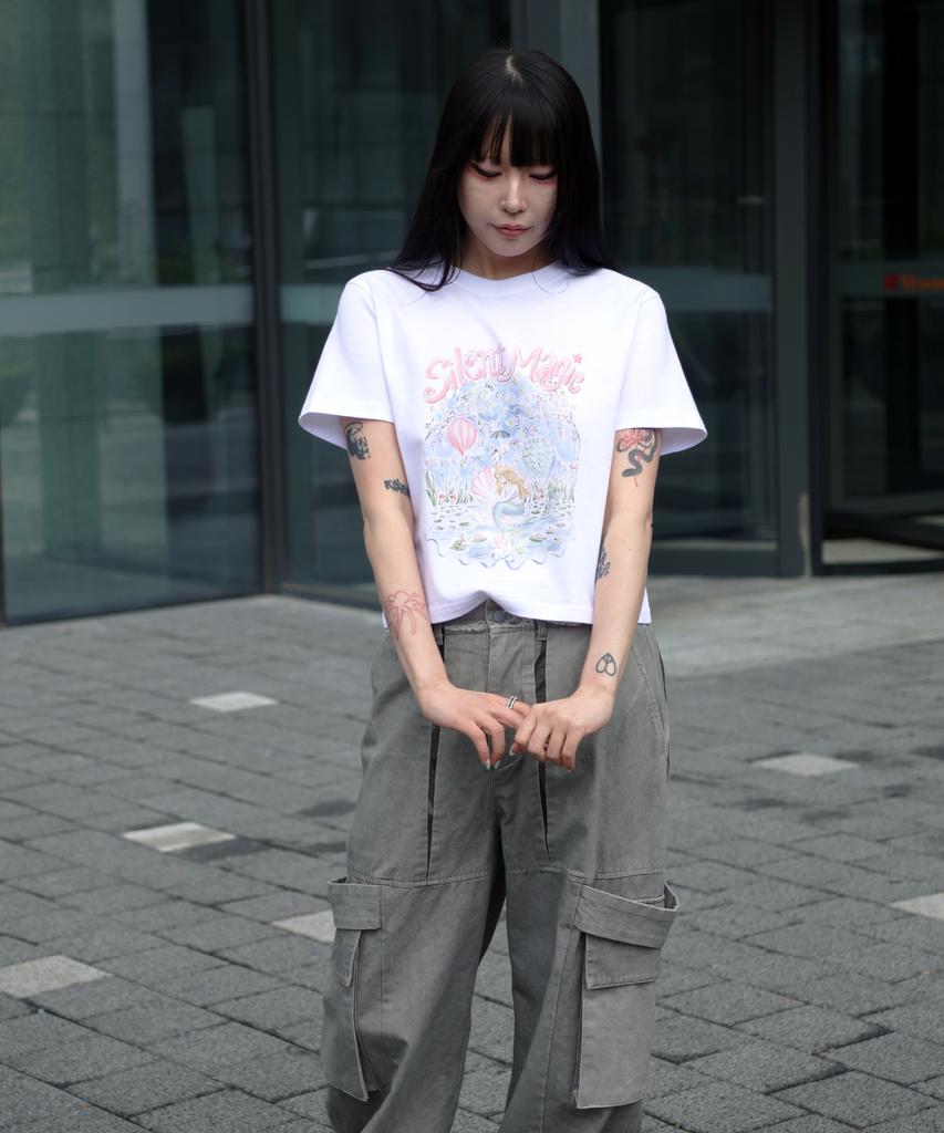 Keobeolaijeu Crop Top с графическим принтом «Тихая магия»