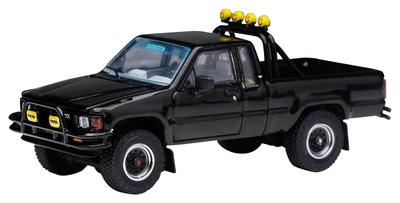 Продукция Gaincorp Diecasttalk x BoostGear Custom Product Toyota 1985 Hilux 4x4 SR5 Extra Cab Black Finished Product 1/64
