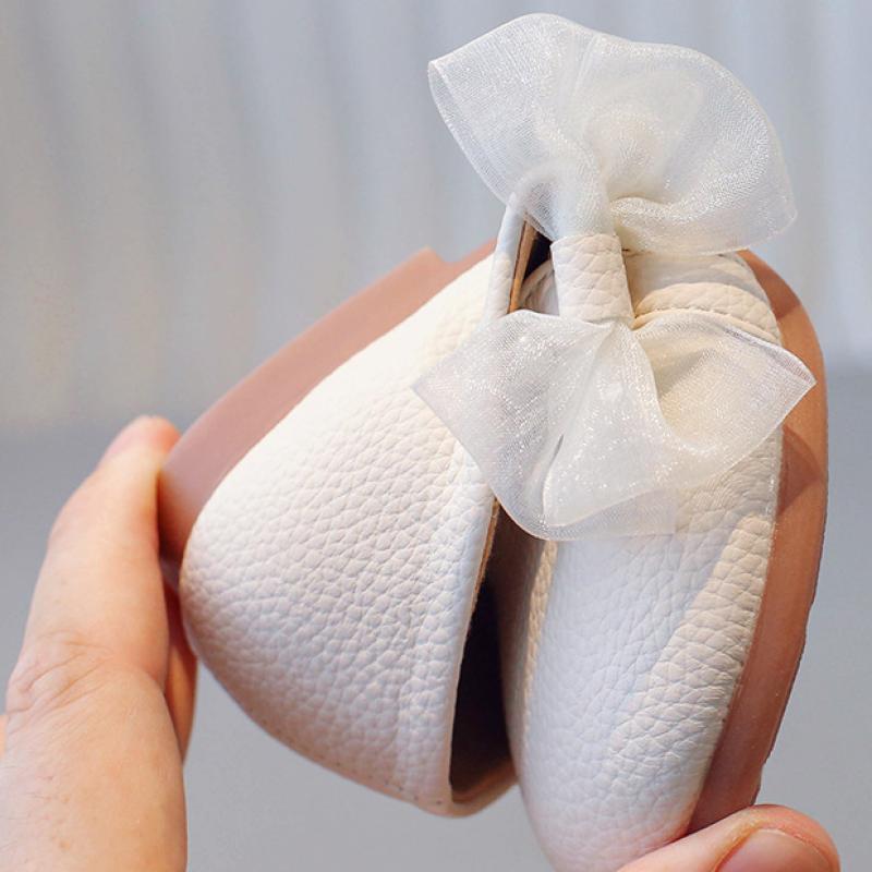 Маленькие кожаные туфли для девочек, новые детские туфли принцессы, мягкая подошва, модный жемчуг, зарубежная танцевальная обувь для девочек