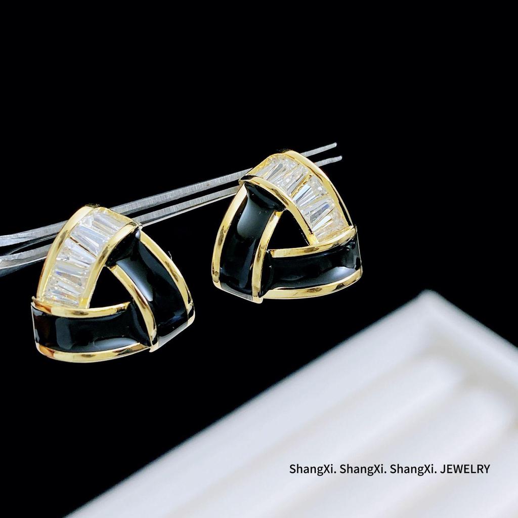 Элегантные серьги-подвески в форме треугольника с цирконами, эмалью и бриллиантовыми акцентами – Серебро S925