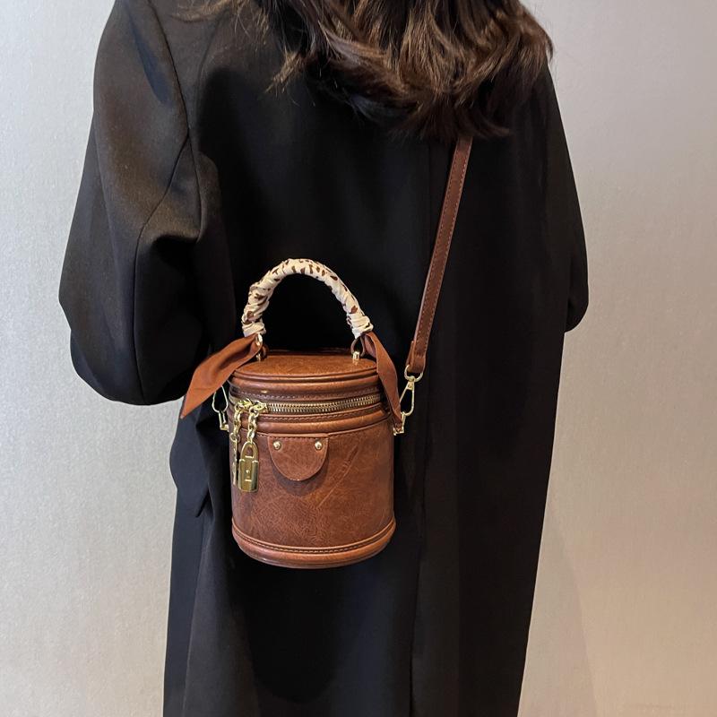This Year's Popular Super Popular Niche Bags 2025 Autumn and Winter New Women's Bags Messenger Bags Portable Bucket Bags