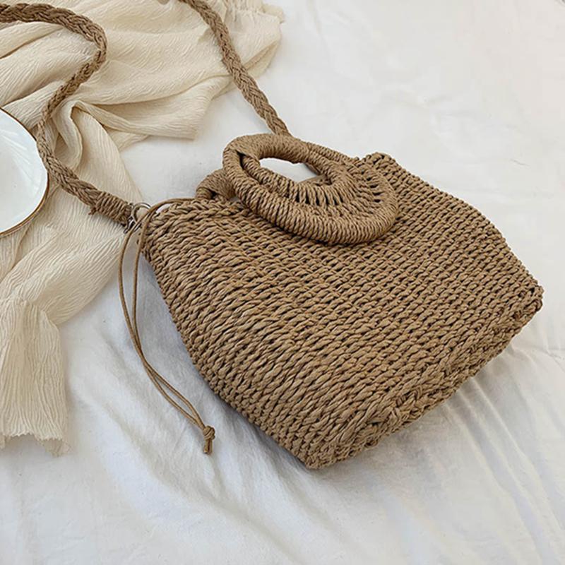 Наплечная соломенная сумка