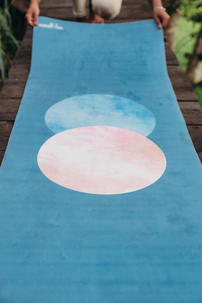 Коврик для йоги Yoga Design Lab толщиной 1,5 мм, легкий складной дорожный коврик с ремешком (Атлас)