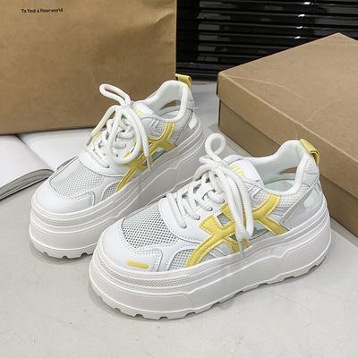 Маленькие белые кроссовки из сетки на толстой подошве женские 2025 лето новые полые дышащие папины кроссовки повседневные кеды на мягкой подошве