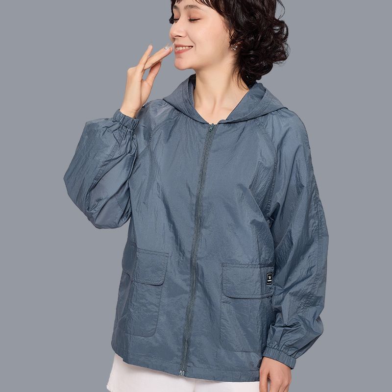 Солнцезащитная одежда для женщин, носящих легкую верхнюю одежду с длинными рукавами. Дышащая и дышащая солнцезащитная одежда с капюшоном для отдыха и пожилого возраста.